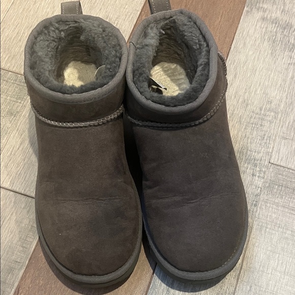 UGG Women's Gray Classic Ultra Mini Ankle Boots - Picture 5 of 5